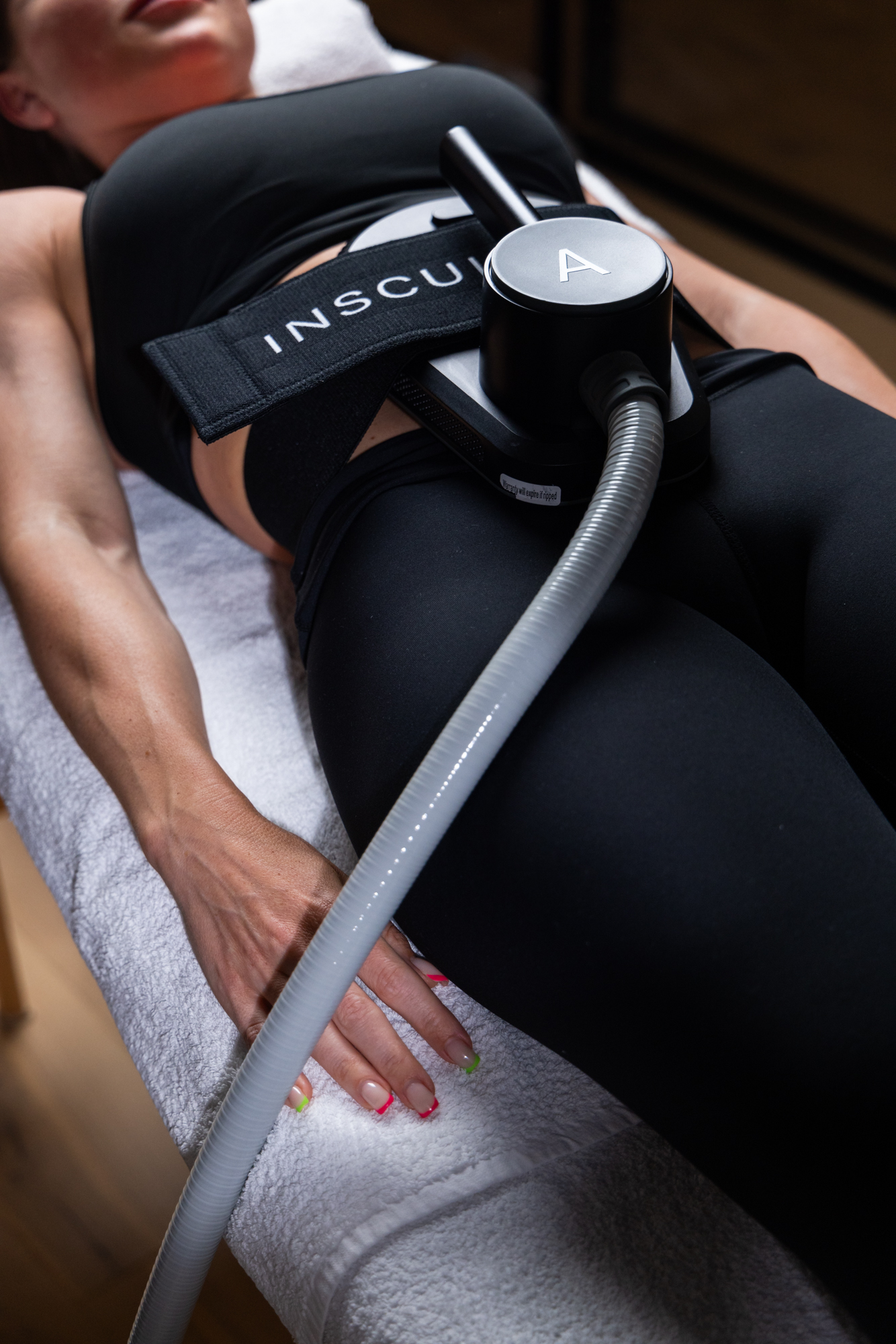 Insculpt-behandling med elektromagnetisk muskelstimulering